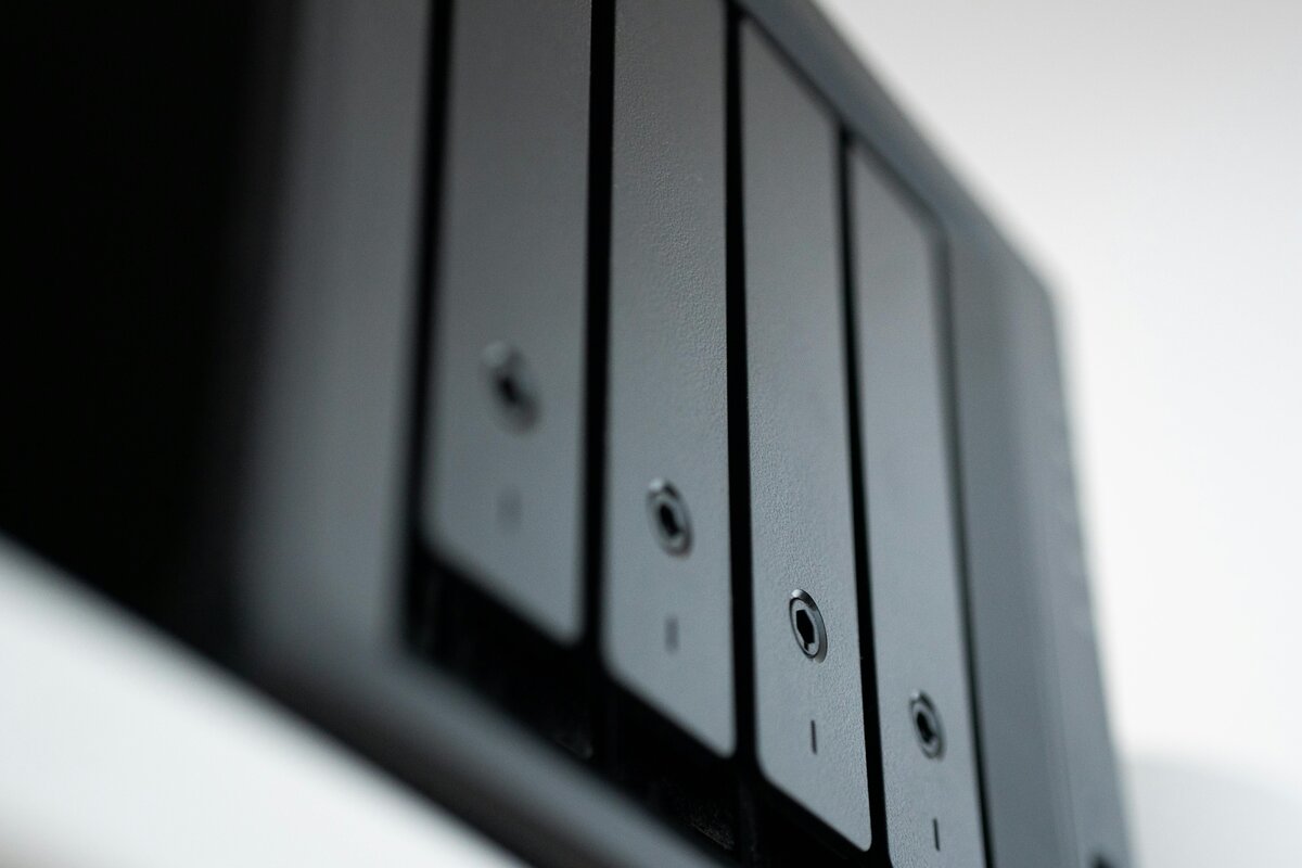 Synology ja QNAP NAS-laitteet vierekkäin hyllyssä